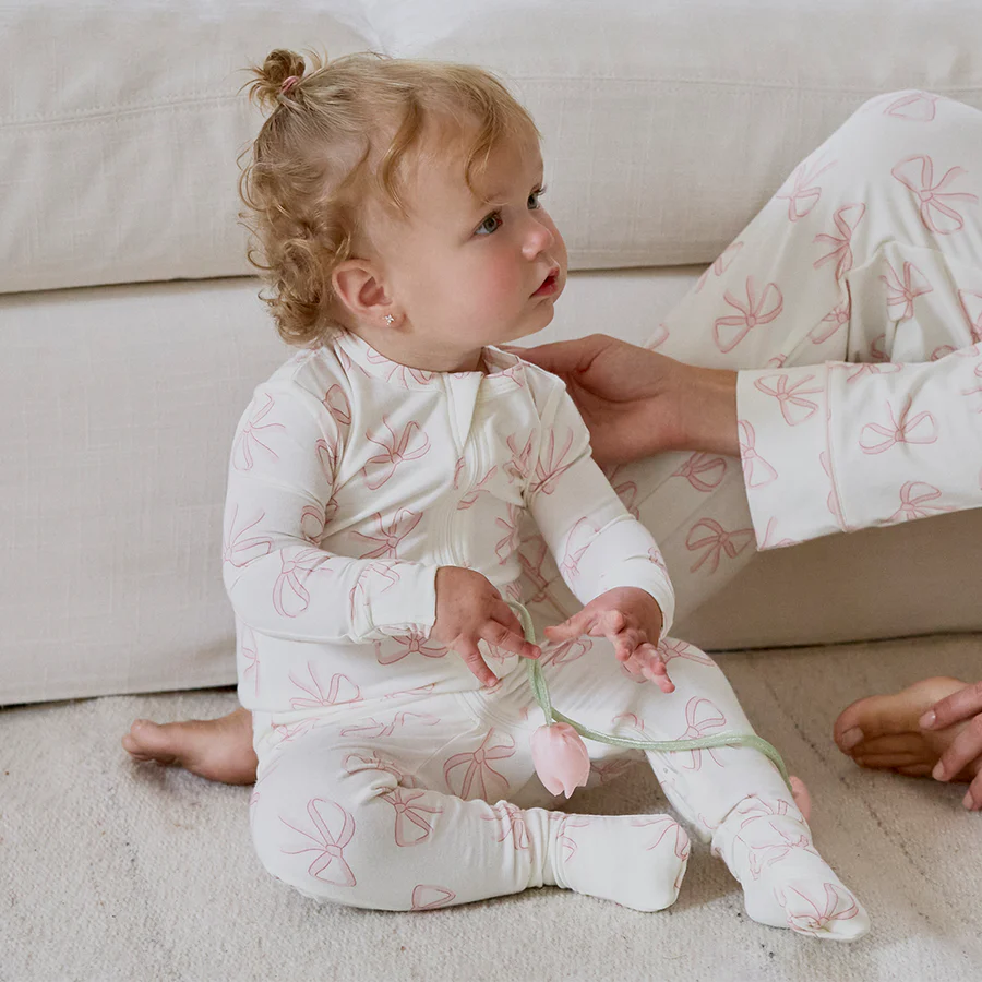 Petit Lem Convertible Sleeper - Bows on Ivory